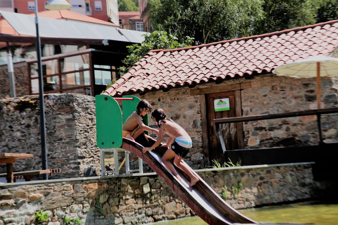 Asturias busca agua y sombra para refrescarse