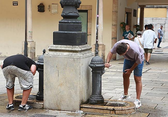 Las fuentes del centro de Oviedo sirvieron a los peatones para refrescarse.