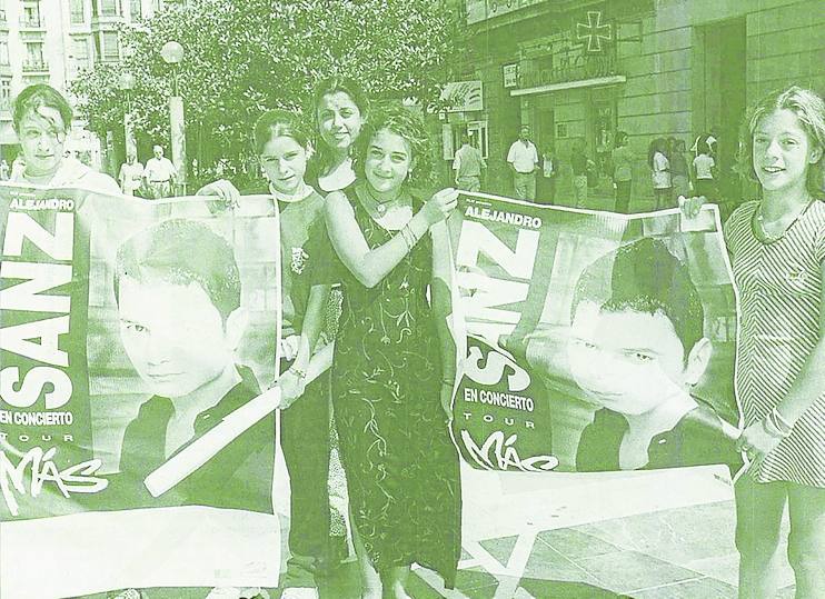 Las seguidoras de Sanz, con pósteres de su gira.