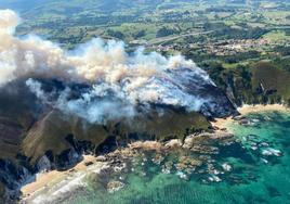 Imagen aérea del incendio forestal en los acantilados de las playas de Mendía, en La Franca (Ribadedeva).