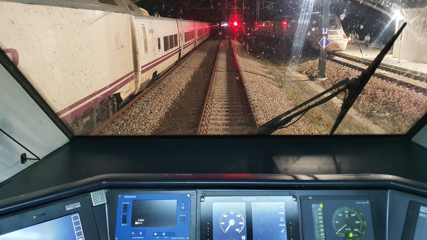 Tres trenes de viajeros, en la variante de Pajares, listos para una noche de ensayos en la infraestructura.
