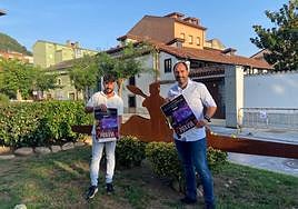 Alejandro del Busto y David Álvarez con el programa de fiestas.