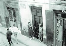 Prostitutas en una calle barcelonesa a mediados del siglo XX.