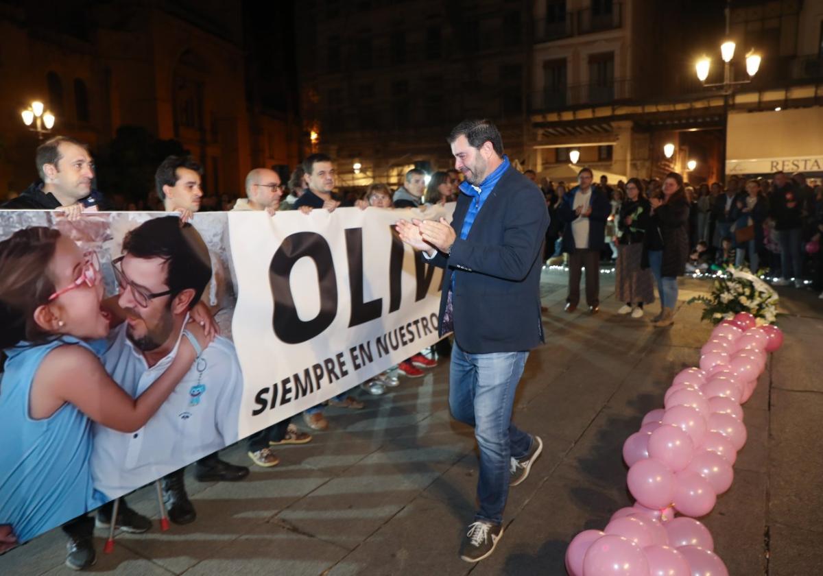 Eugenio García, el padre de Olivia, contempla una foto de su hija en una concentración en Segovia.