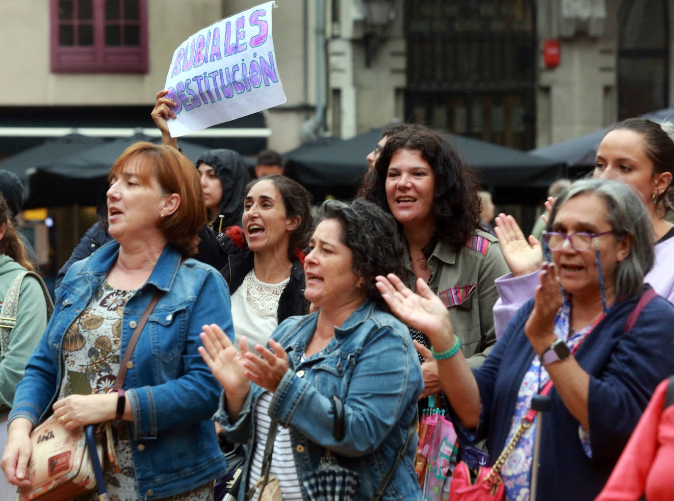 Un centenar de personas protestan contra Rubiales, en Oviedo