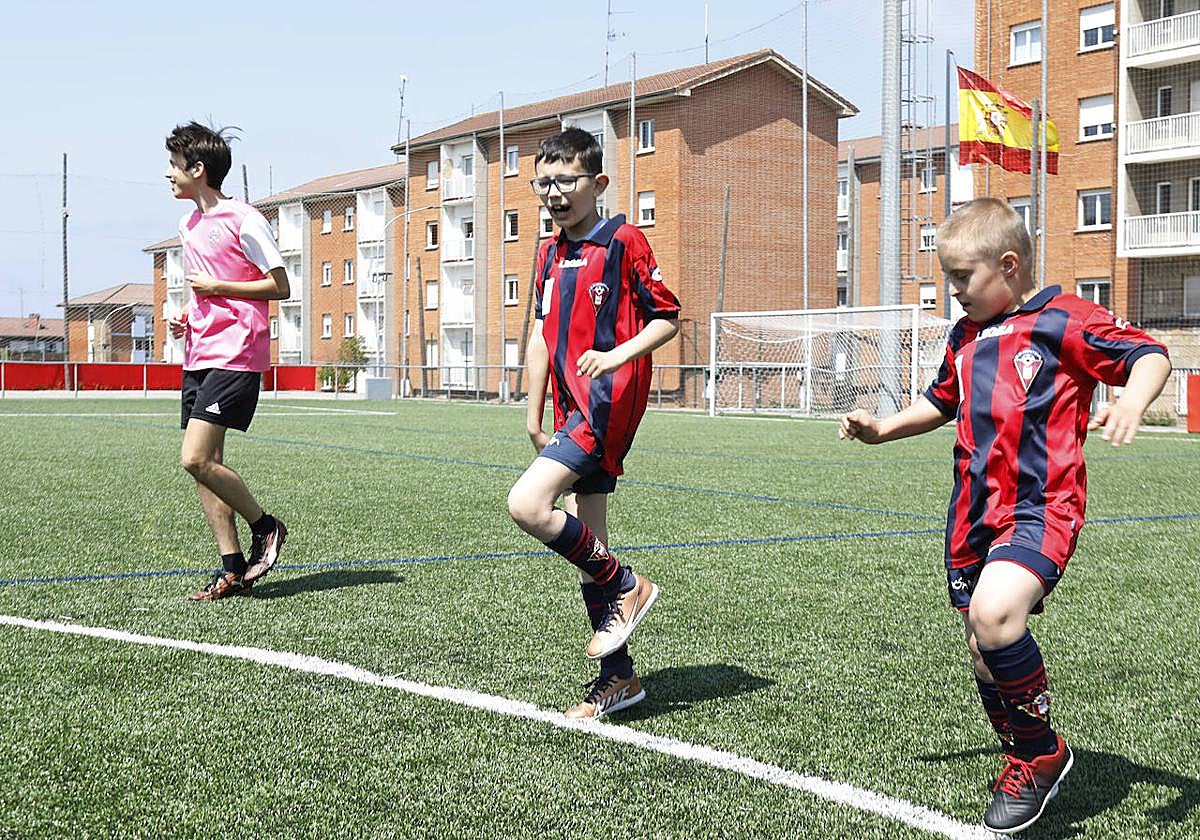 tJugadores de la Escuela de Deporte Inclusivo, en un entrenamiento conjunto con cadetes del club.