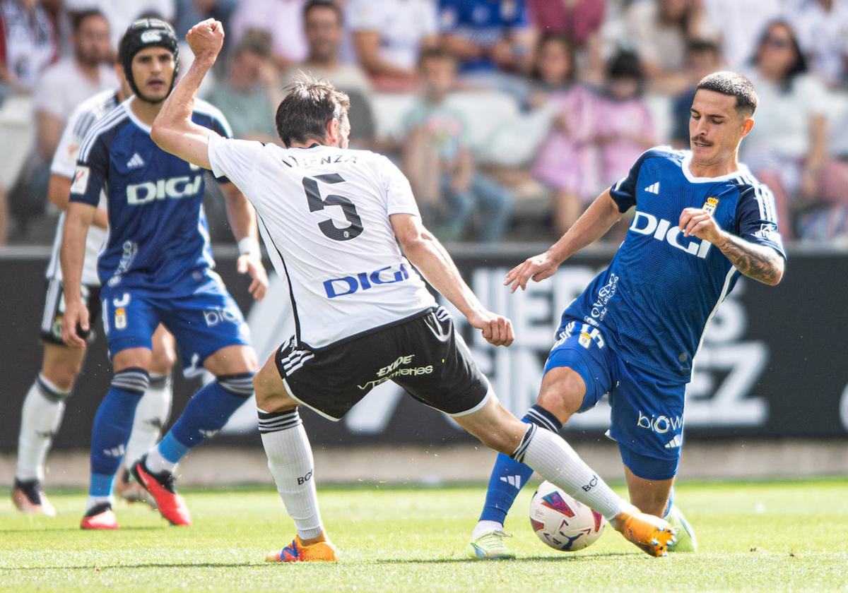 A la derecha Seoane, que fue expulsado en la recta final del primer tiempo en su debut con la camiseta del Oviedo.