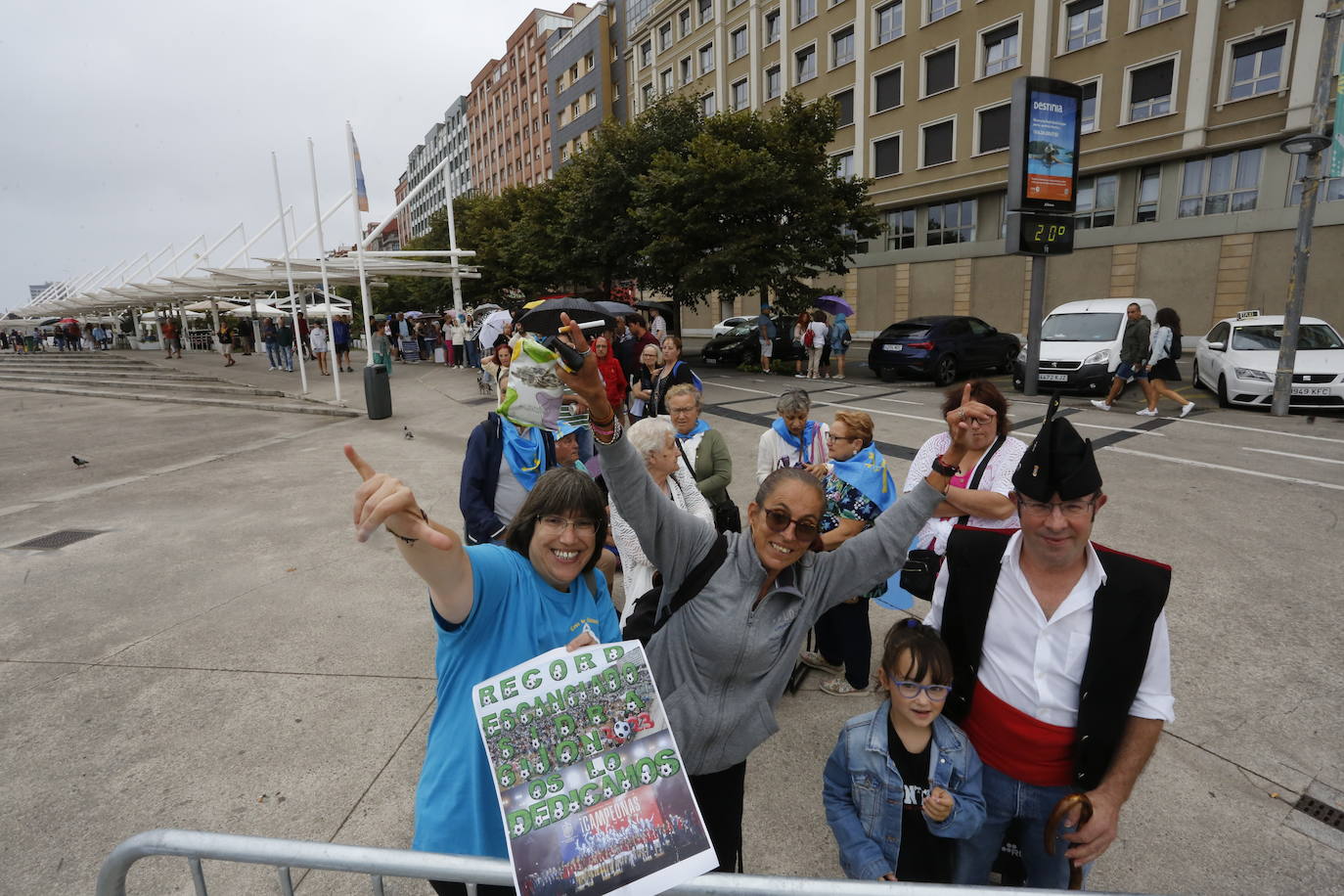 ¿Estuviste en el récord mundial de escanciado de Gijón? ¡Búscate! (1)