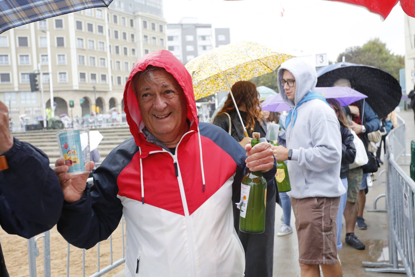 ¿Estuviste en el récord mundial de escanciado de Gijón? ¡Búscate! (2)