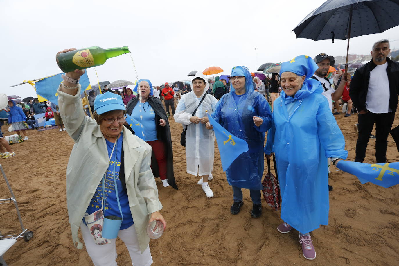 ¿Estuviste en el récord mundial de escanciado de Gijón? ¡Búscate! (2)