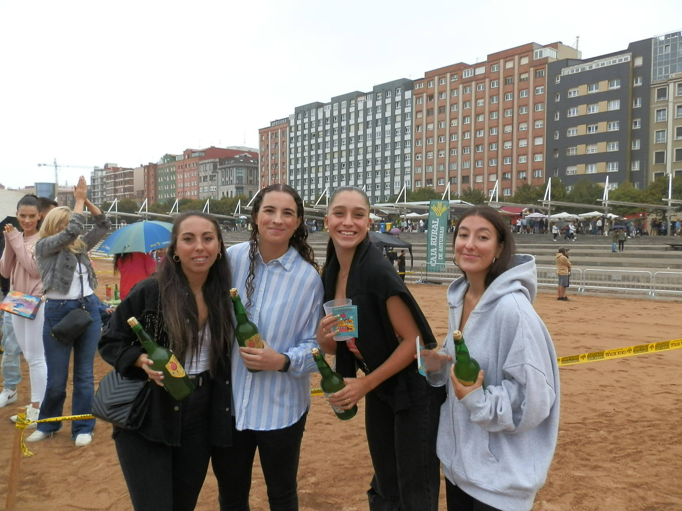 ¿Estuviste en el récord mundial de escanciado de Gijón? ¡Búscate!