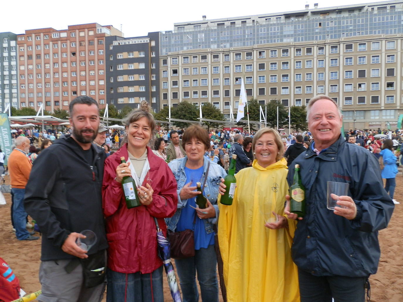 ¿Estuviste en el récord mundial de escanciado de Gijón? ¡Búscate!