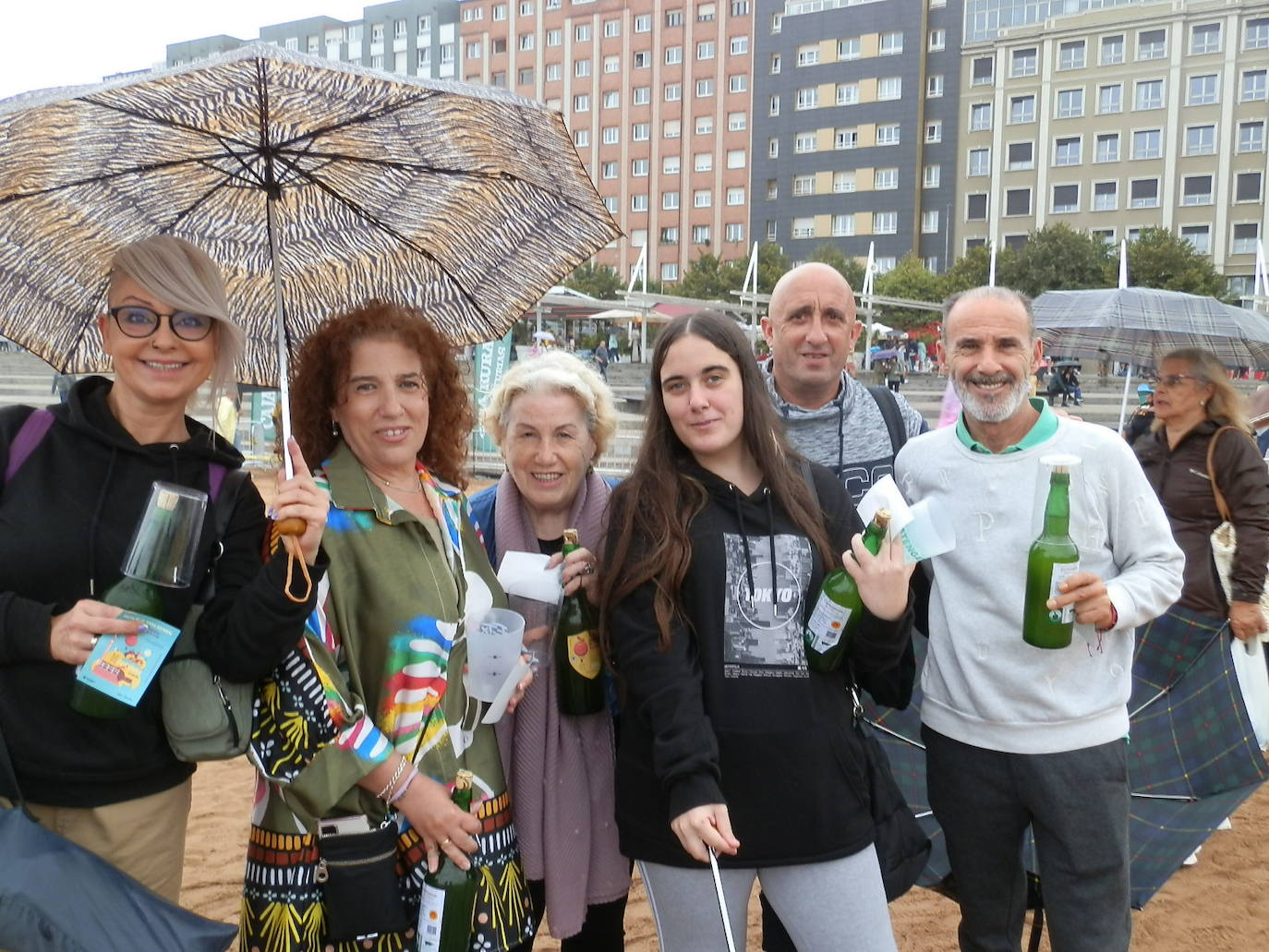 ¿Estuviste en el récord mundial de escanciado de Gijón? ¡Búscate!