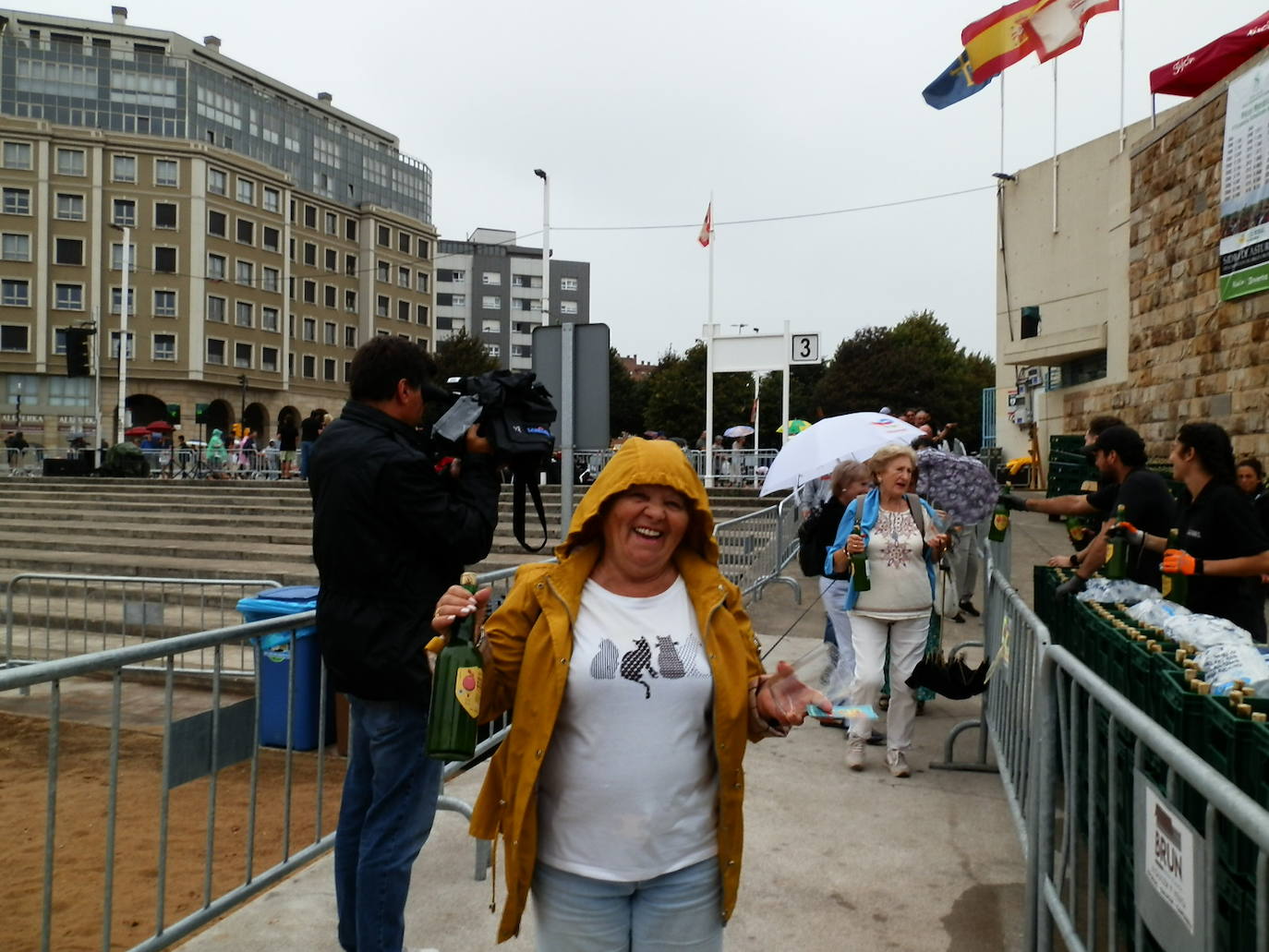 ¿Estuviste en el récord mundial de escanciado de Gijón? ¡Búscate!