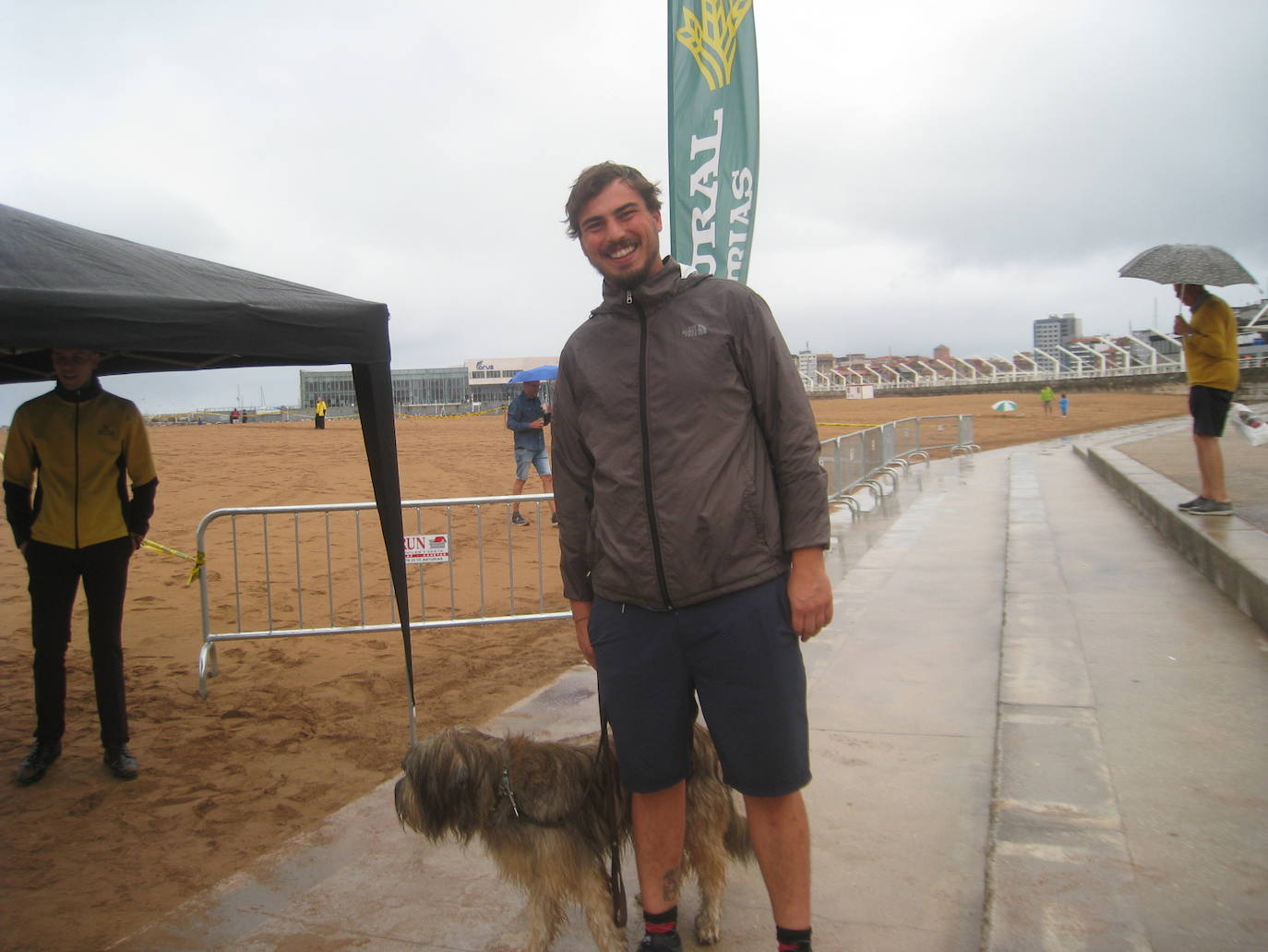 ¿Estuviste en el récord mundial de escanciado de Gijón? ¡Búscate!