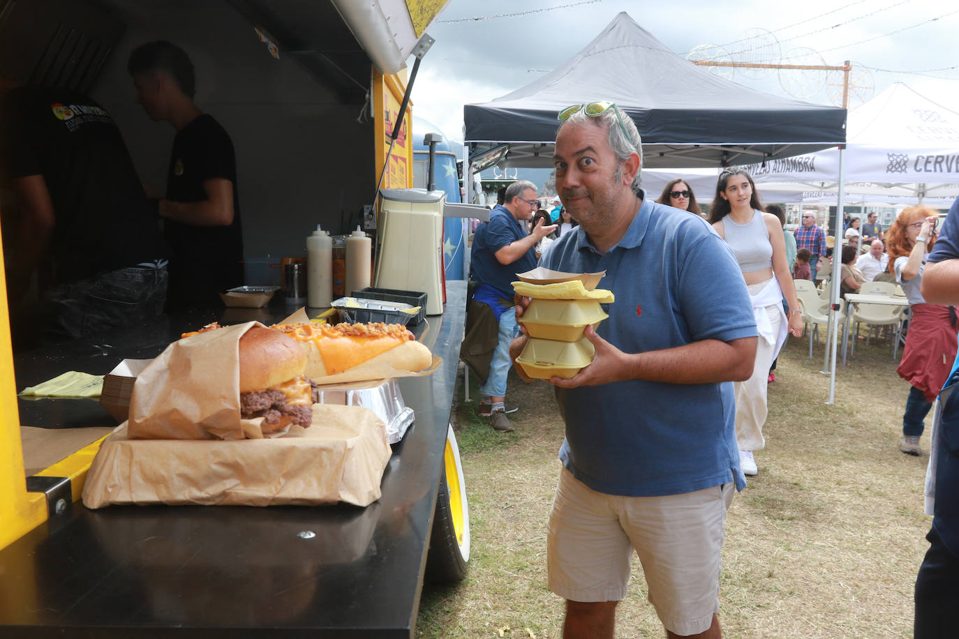 Fartukarte resiste a la lluvia y vuelve a llenar Ribadesella de gastronomía