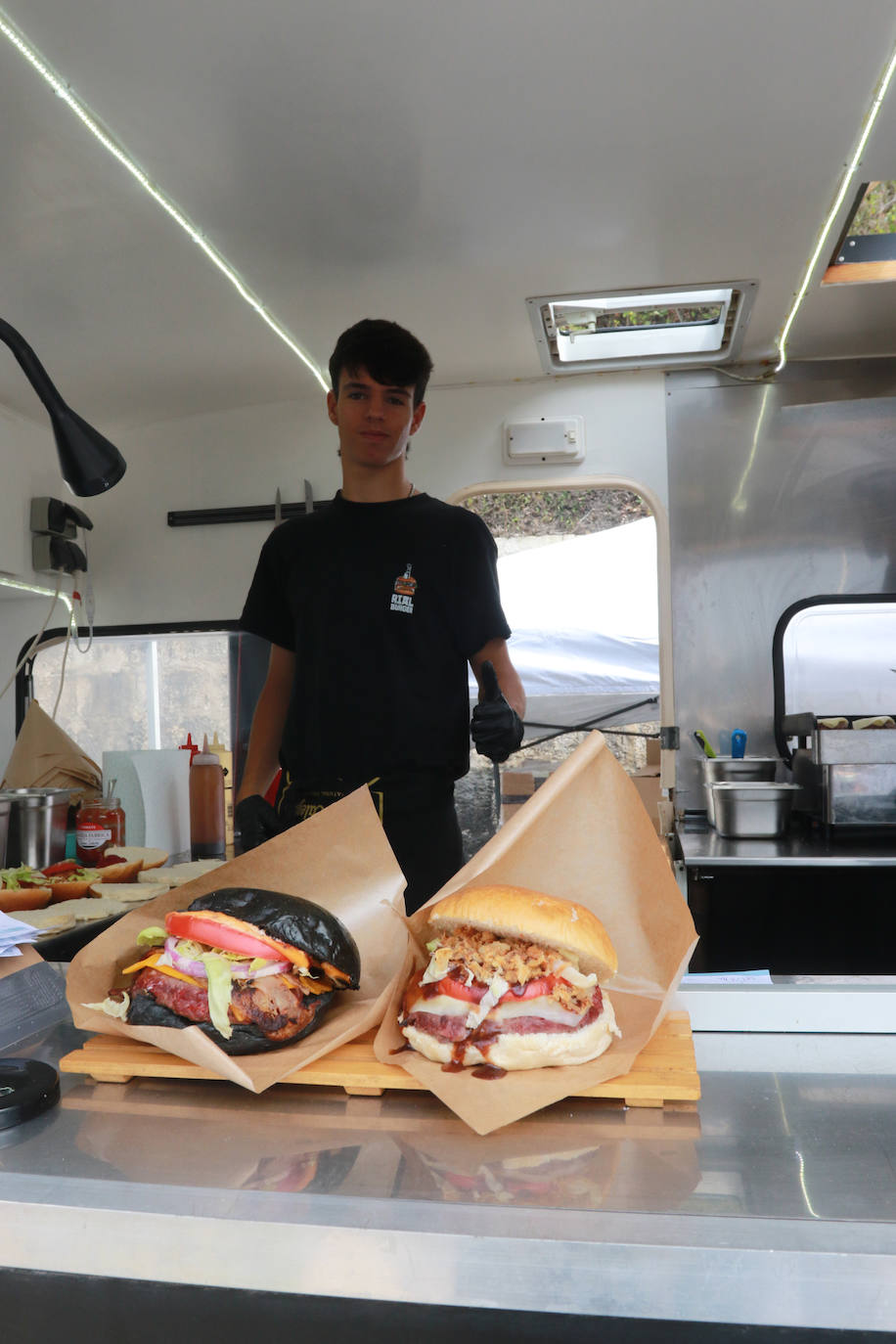 Fartukarte resiste a la lluvia y vuelve a llenar Ribadesella de gastronomía