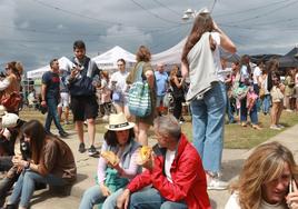 Fartukarte resiste a la lluvia y vuelve a llenar Ribadesella de gastronomía