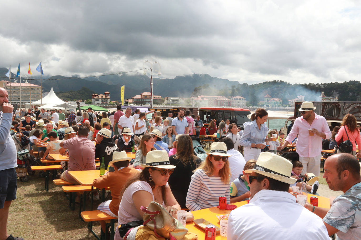 Fartukarte resiste a la lluvia y vuelve a llenar Ribadesella de gastronomía