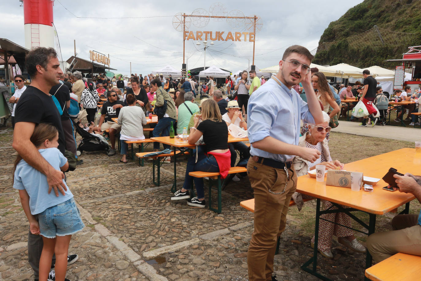 Fartukarte resiste a la lluvia y vuelve a llenar Ribadesella de gastronomía