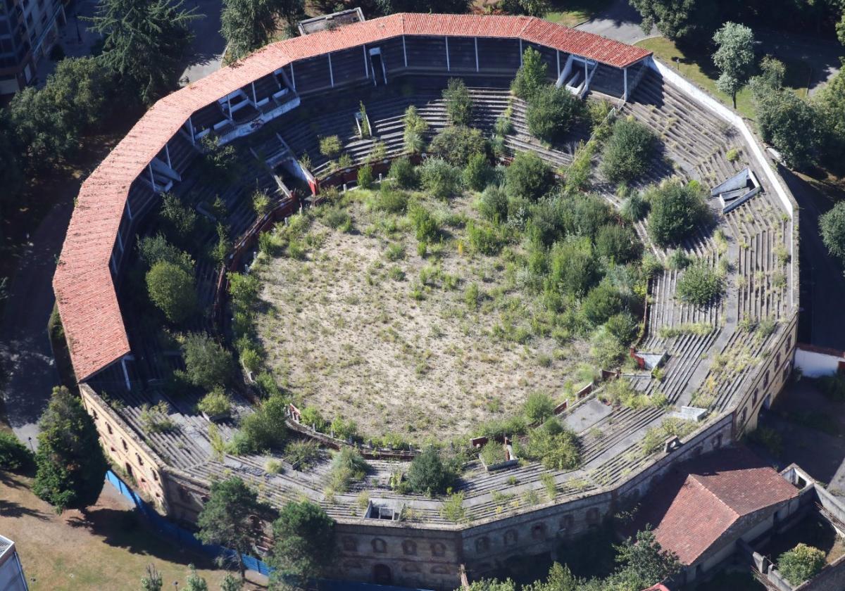 Una foto aérea de la plaza de toros donde se observa la maleza tanto en los palcos como en el ruedo.