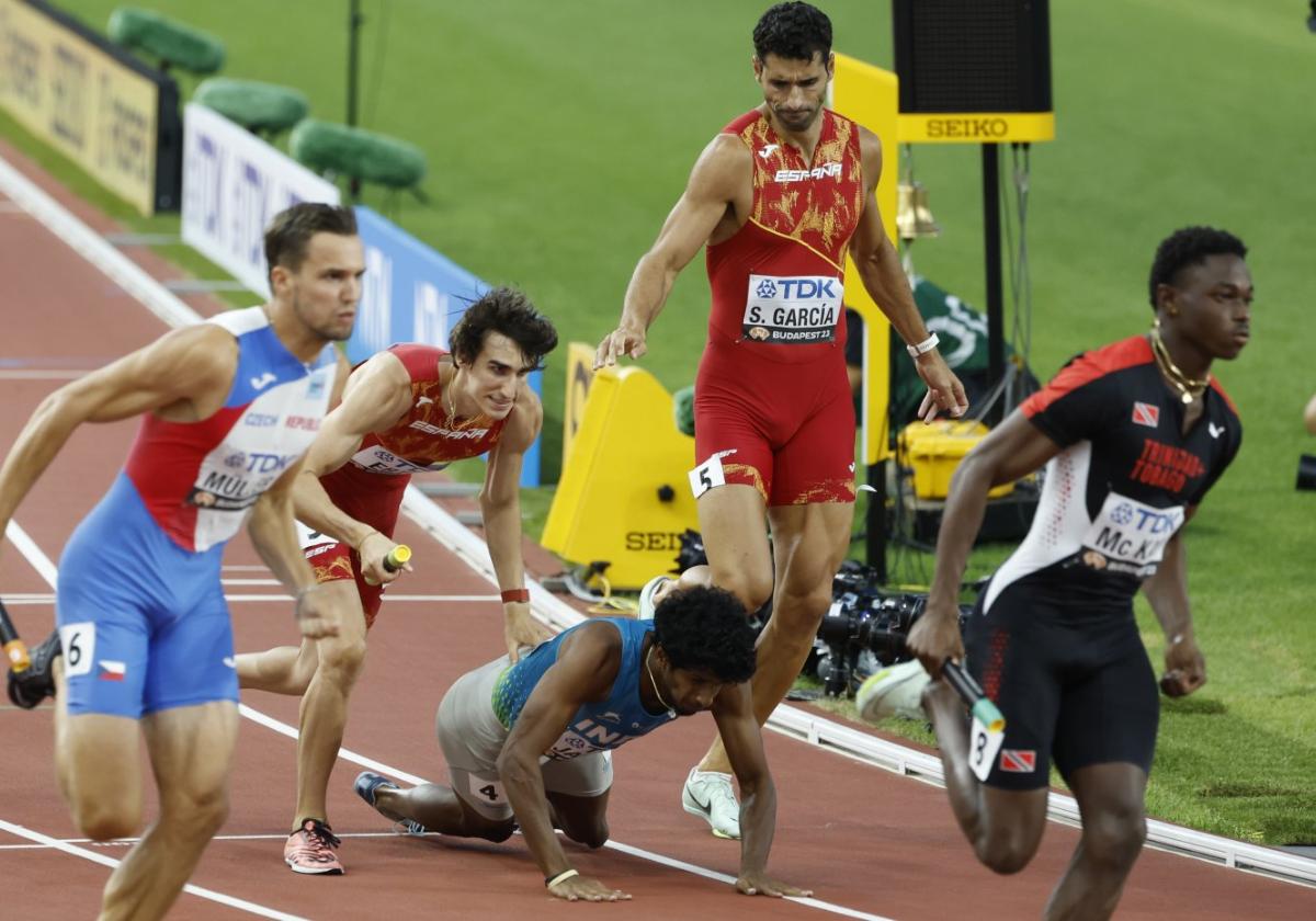 Momento en el que Bernat Erta tropieza con el atleta indio y ve escaparse las opciones de España.