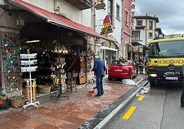 Tres heridos al ser arrollados por un coche que invadió una acera en pleno centro de Cangas de Onís