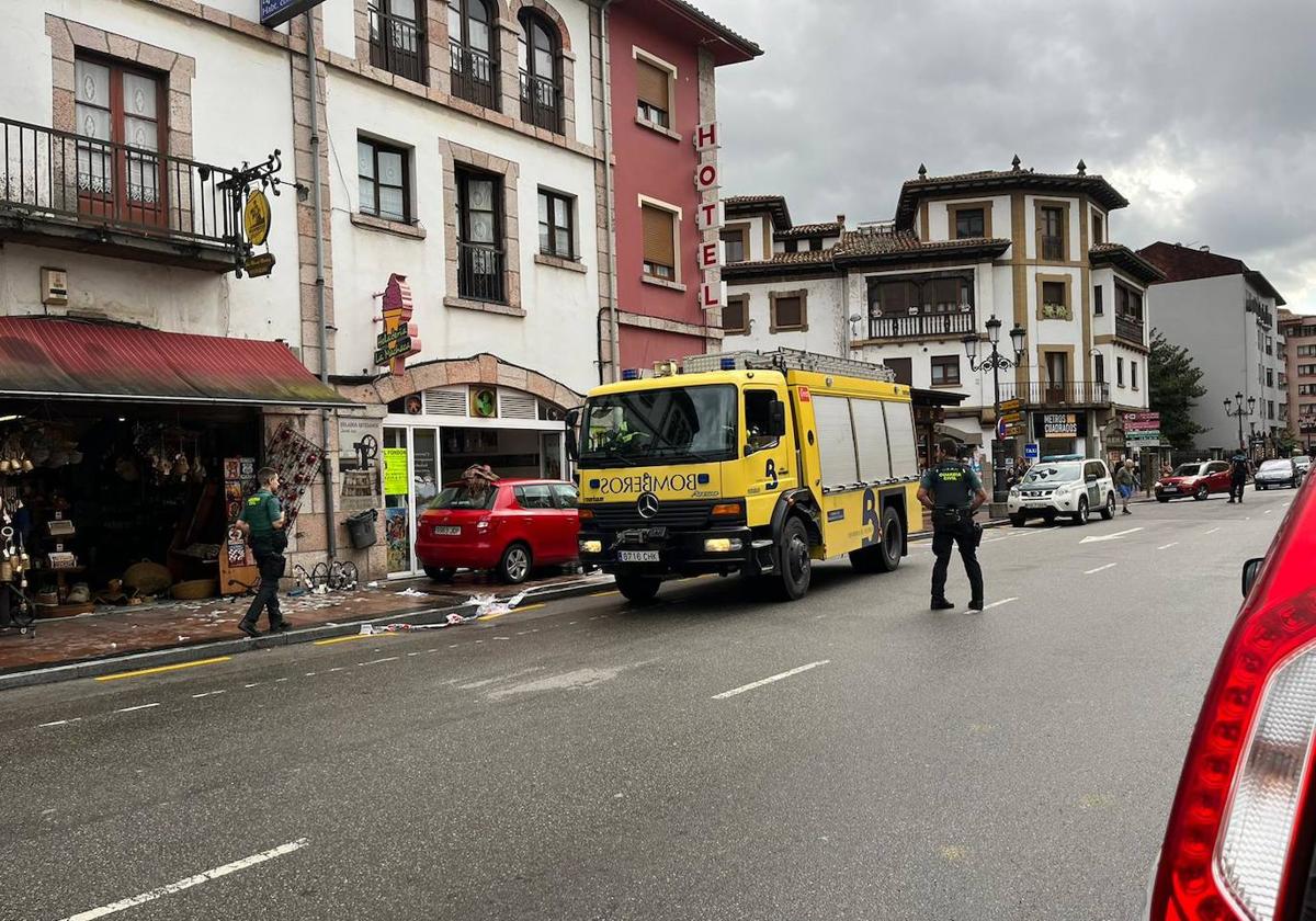 Accidente en Cangas de Onís con varios heridos al subir un coche a la acera