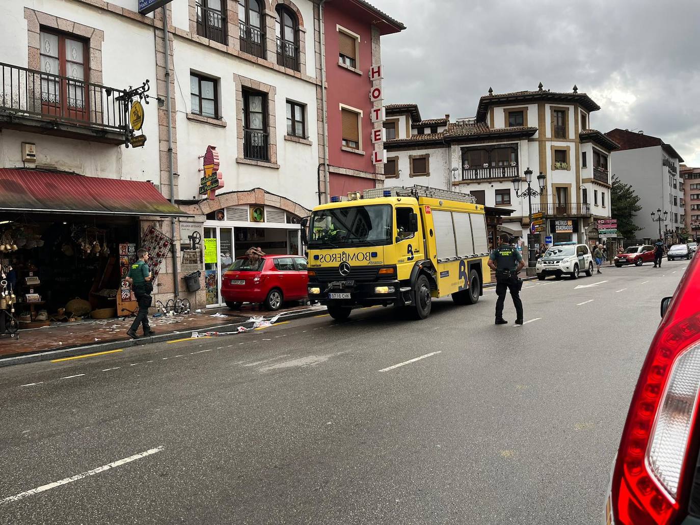 Accidente en Cangas de Onís con varios heridos al subir un coche a la acera