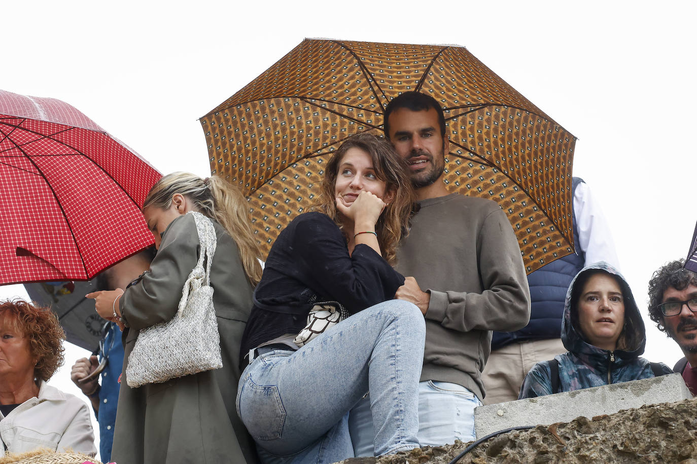 Tazones se vuelca con el desembarco pese a la lluvia