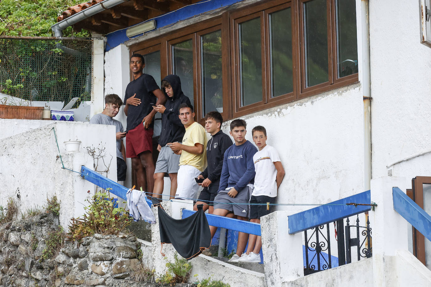 Tazones se vuelca con el desembarco pese a la lluvia