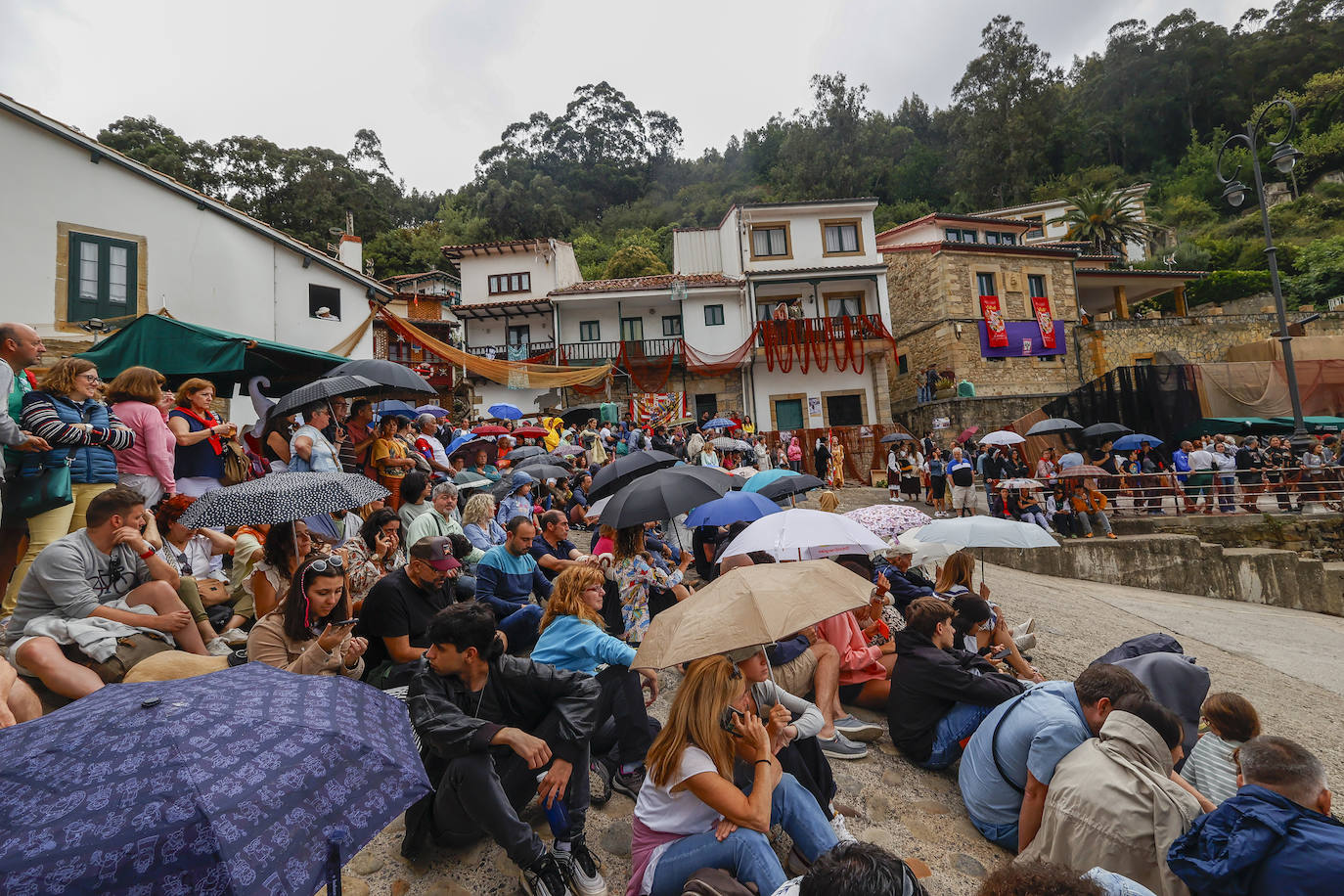 Tazones se vuelca con el desembarco pese a la lluvia