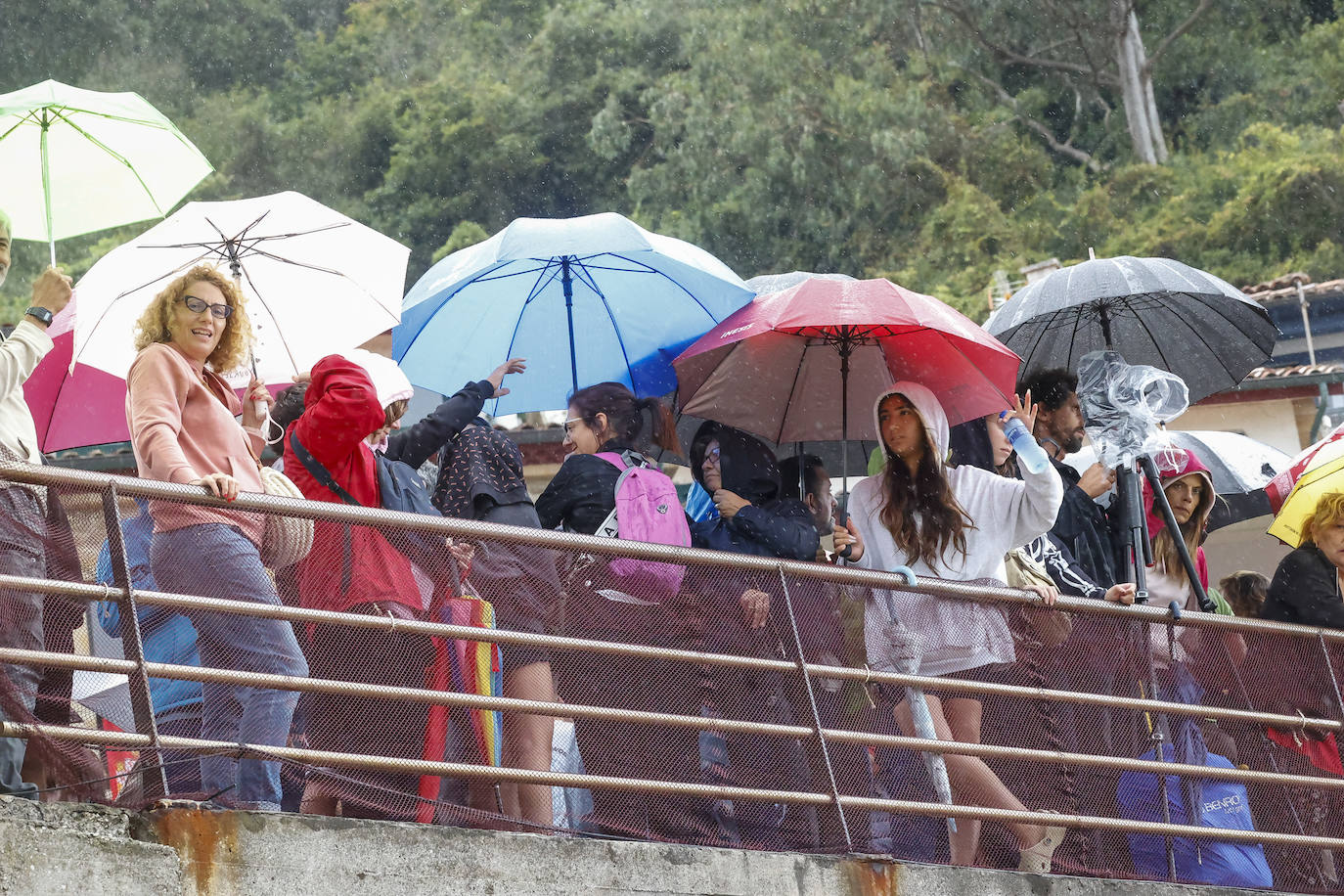 Tazones se vuelca con el desembarco pese a la lluvia