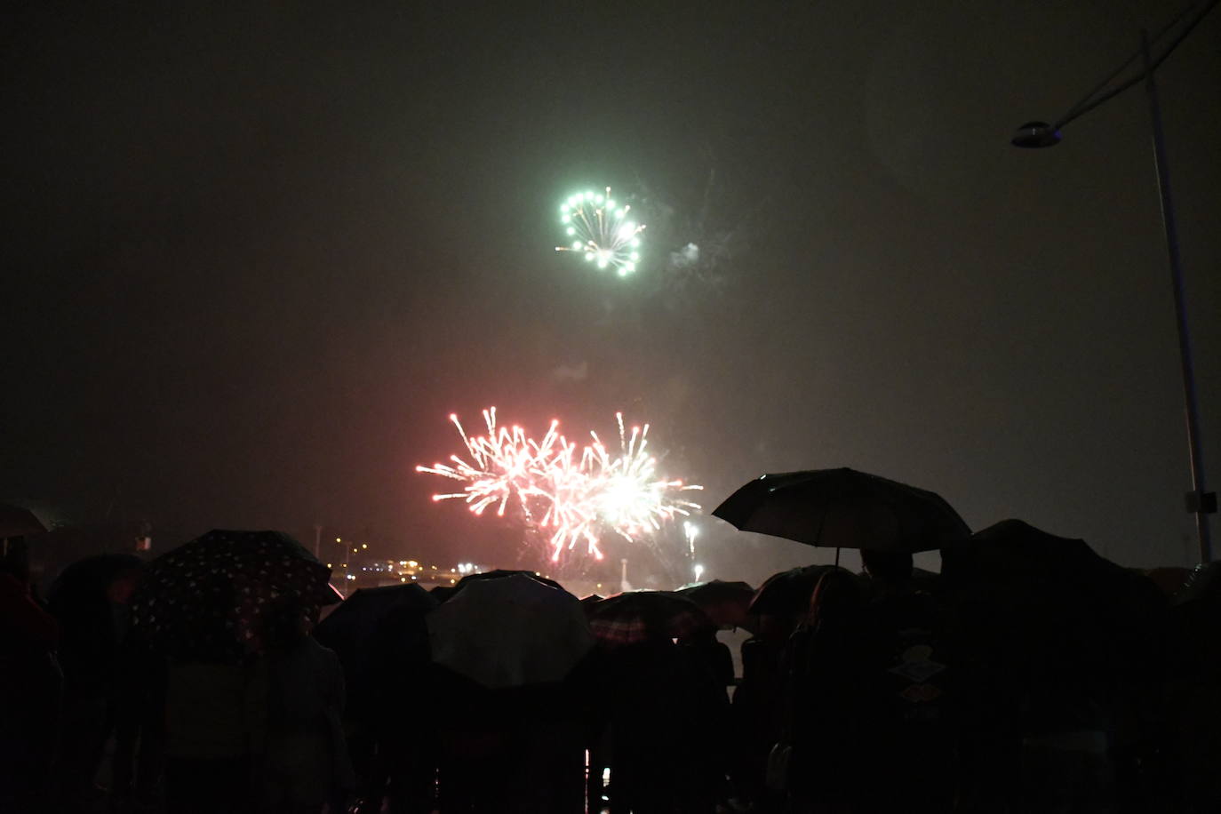 Los fuegos vencen al mal tiempo en Avilés