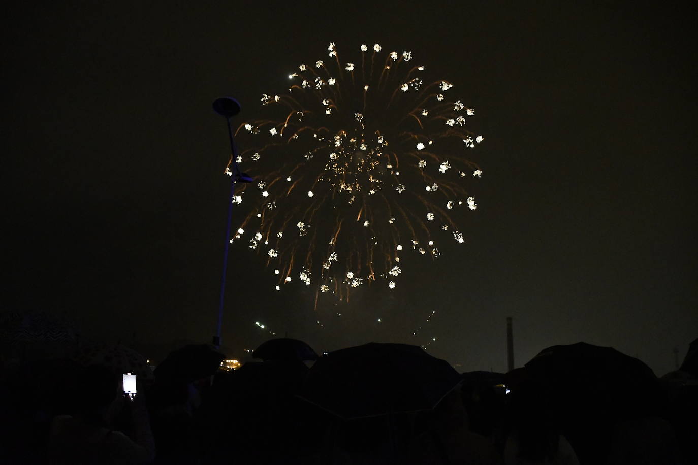 Los fuegos vencen al mal tiempo en Avilés