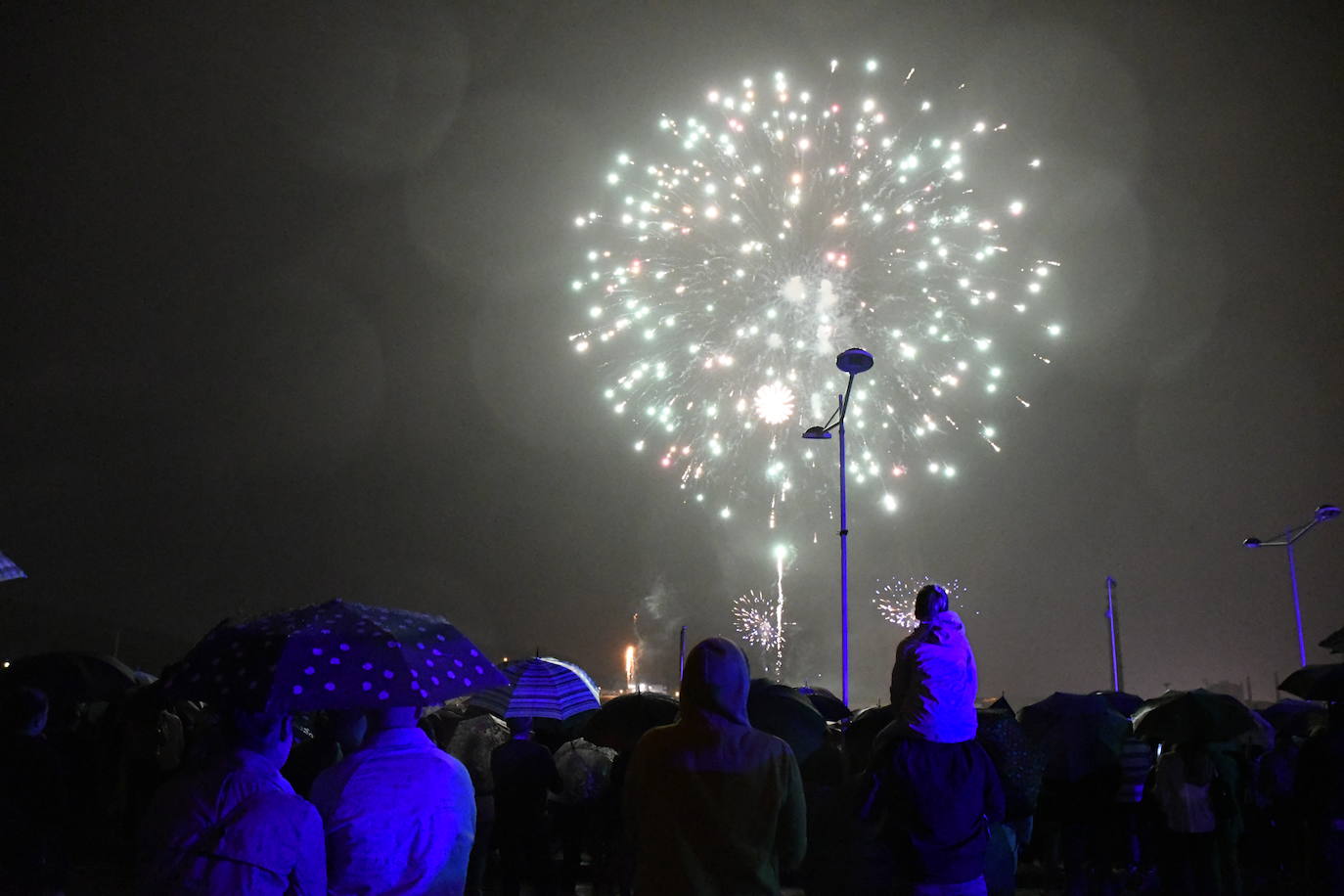 Los fuegos vencen al mal tiempo en Avilés
