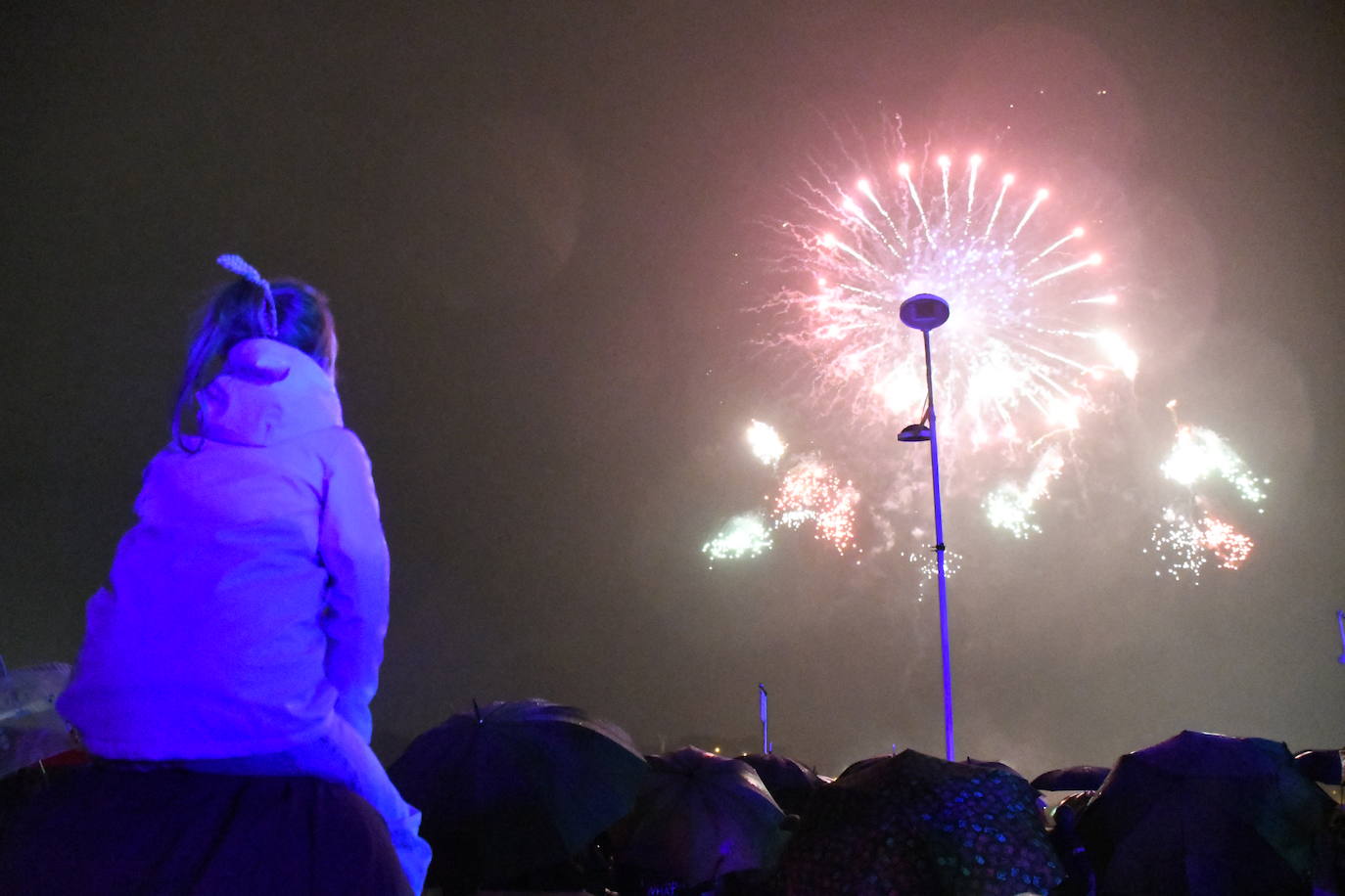 Los fuegos vencen al mal tiempo en Avilés
