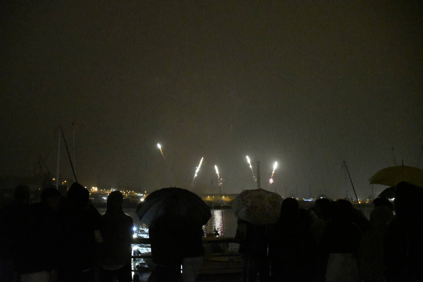 Los fuegos vencen al mal tiempo en Avilés