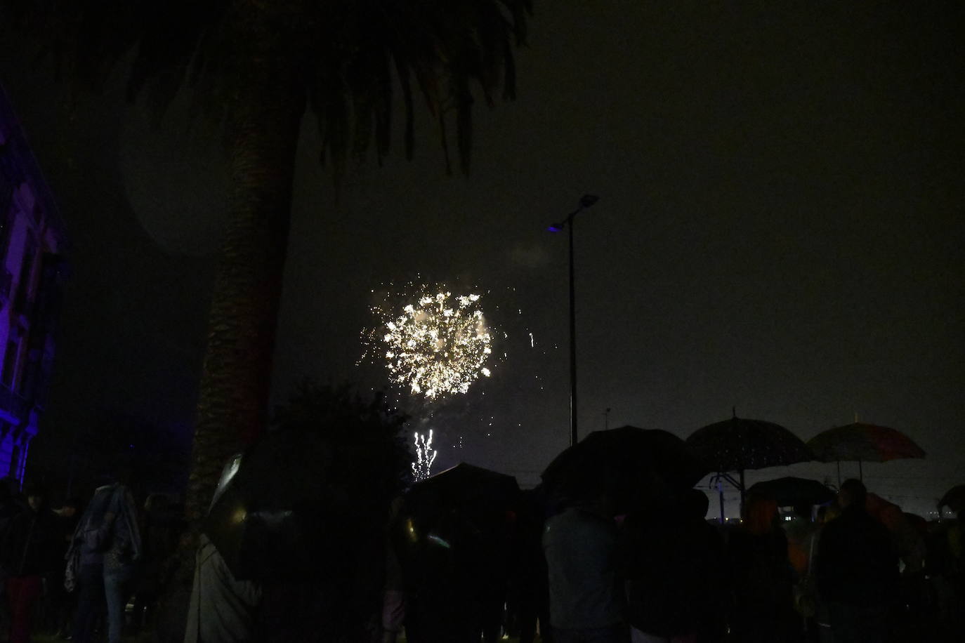 Los fuegos vencen al mal tiempo en Avilés