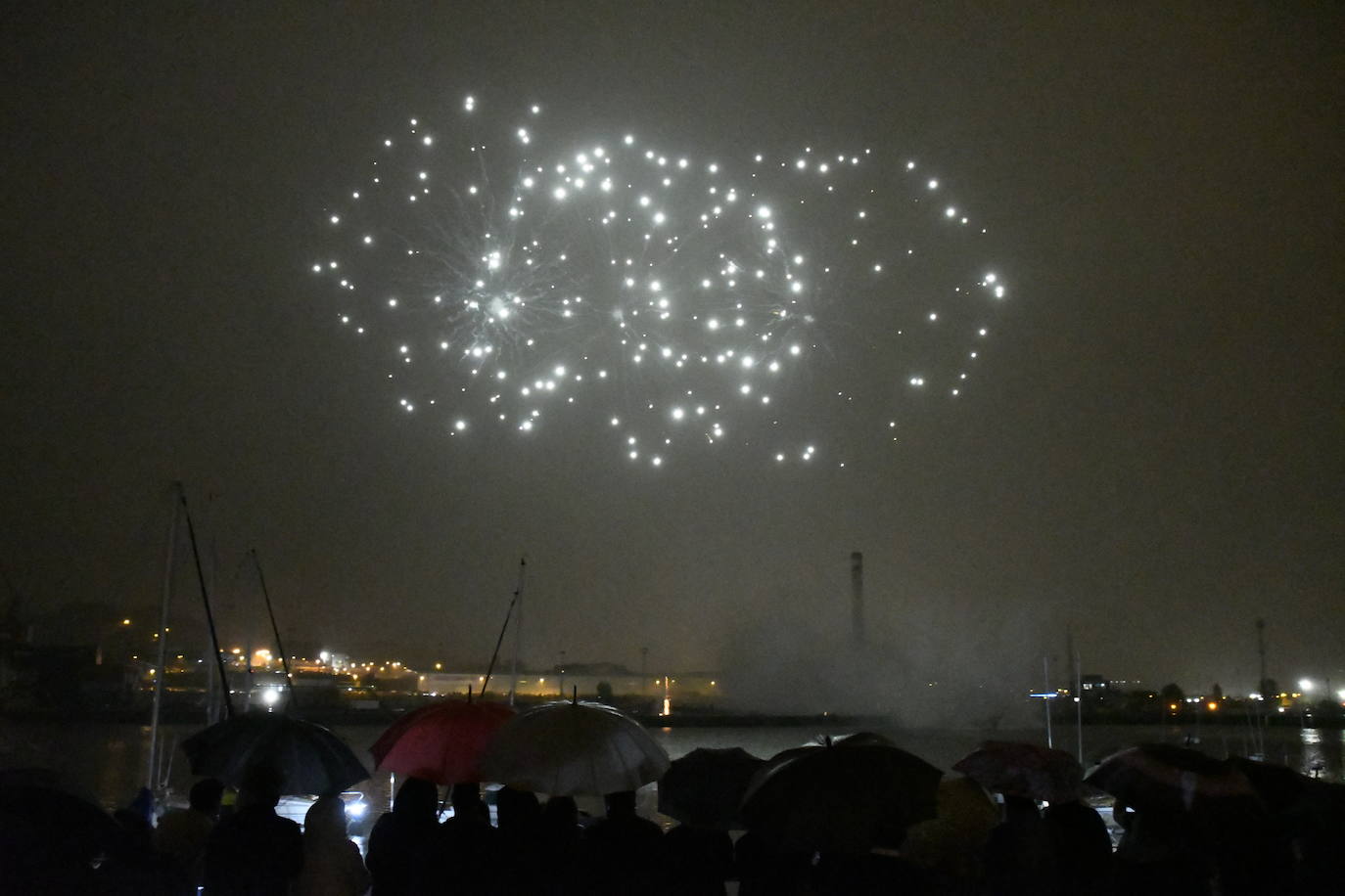 Los fuegos vencen al mal tiempo en Avilés