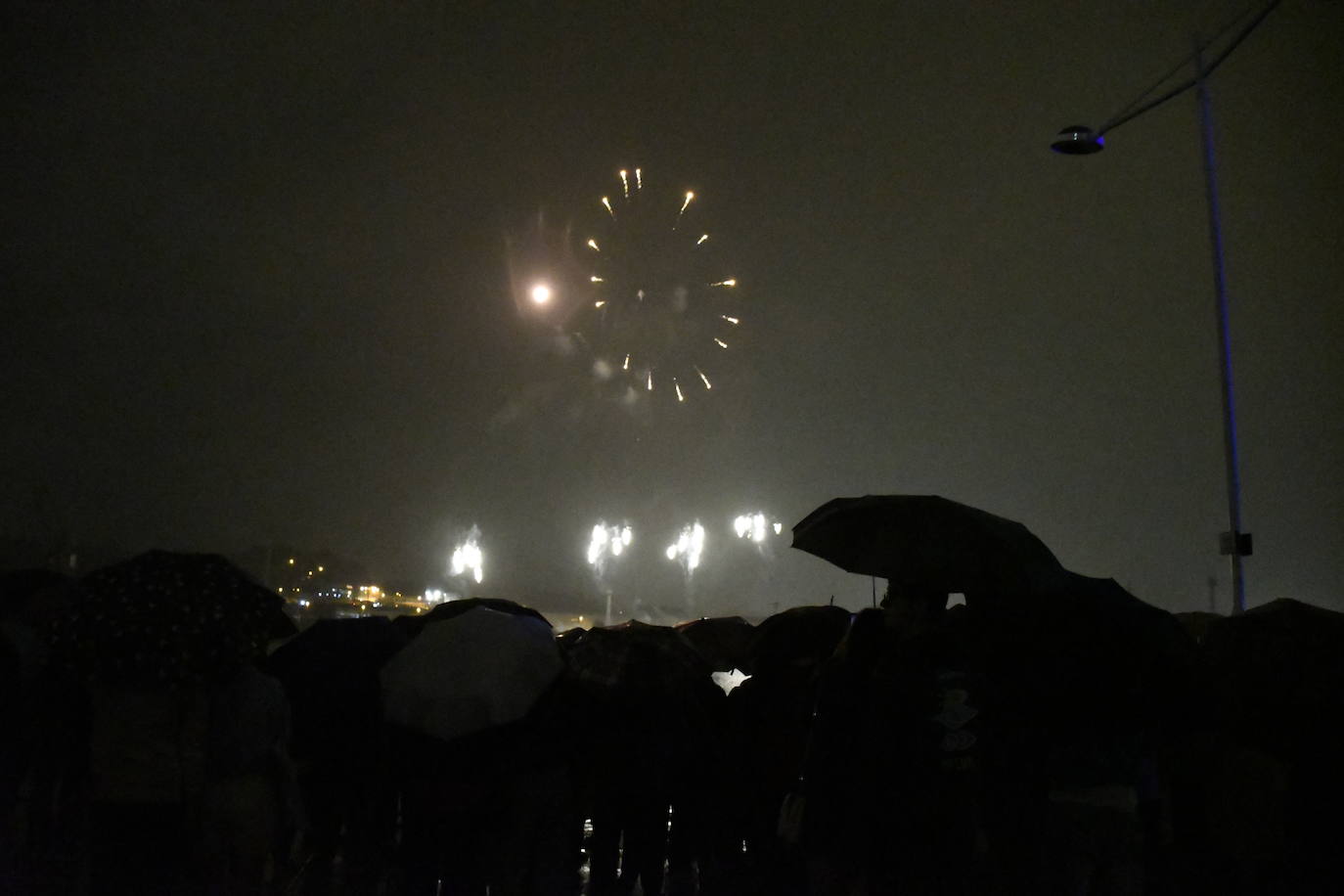 Los fuegos vencen al mal tiempo en Avilés