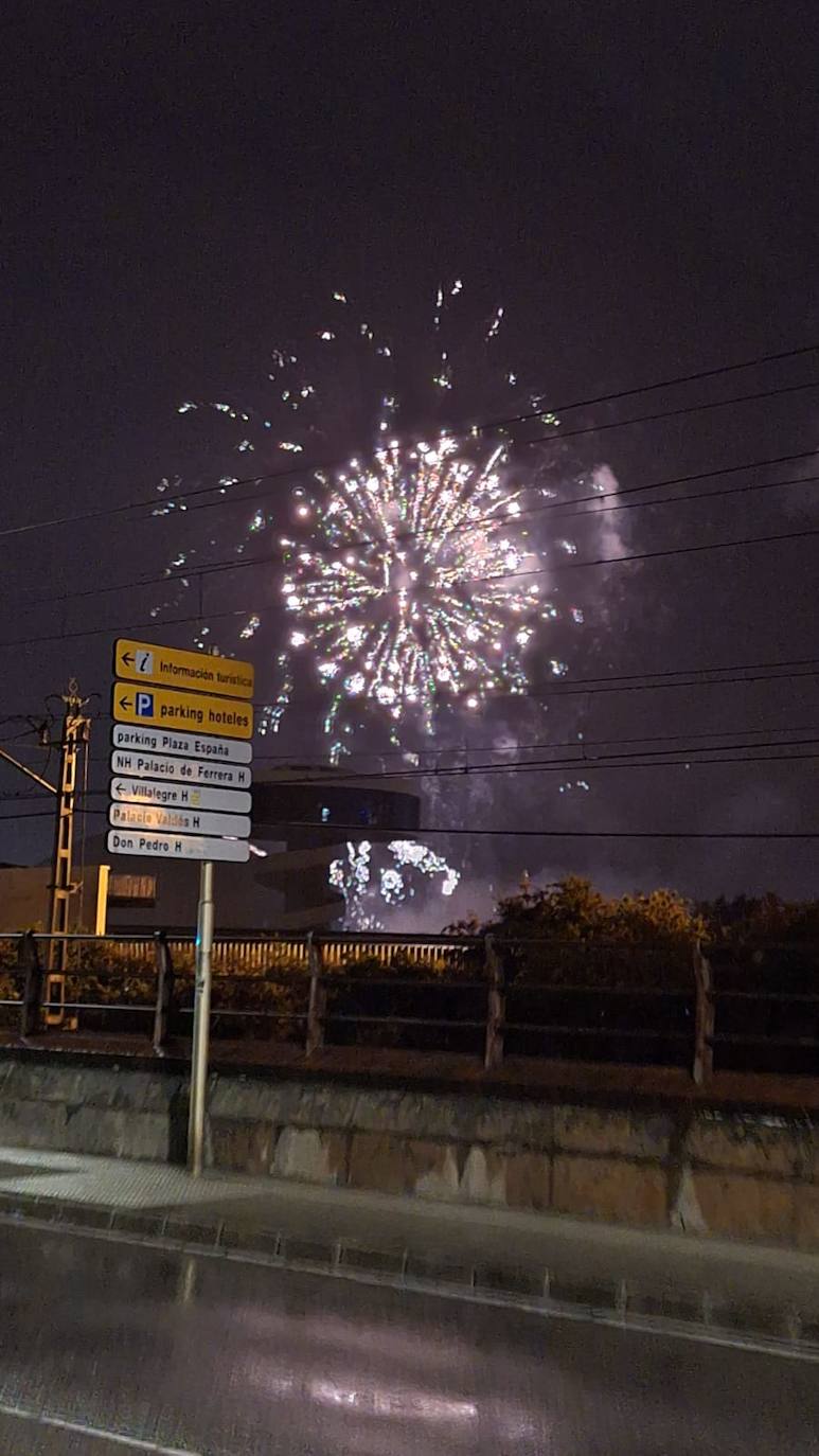 Los fuegos vencen al mal tiempo en Avilés