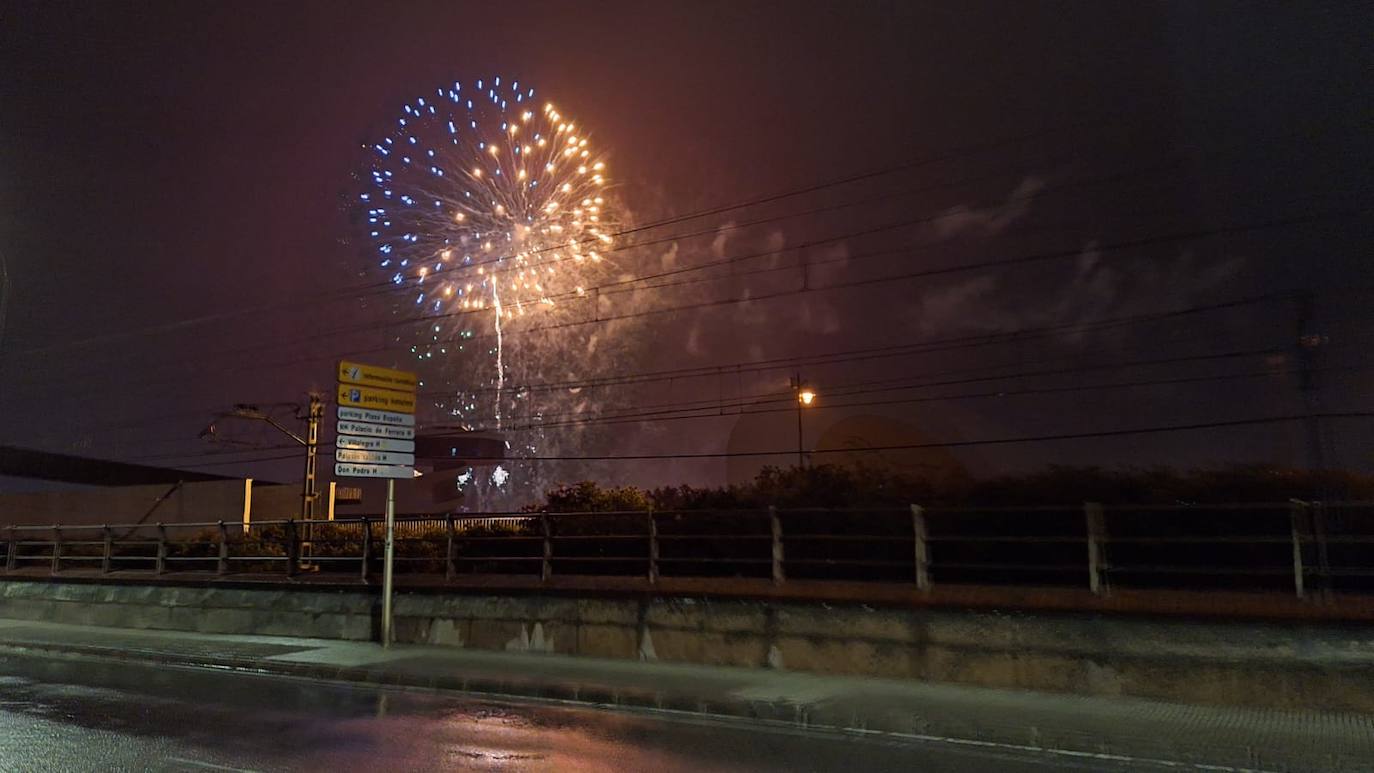 Los fuegos vencen al mal tiempo en Avilés