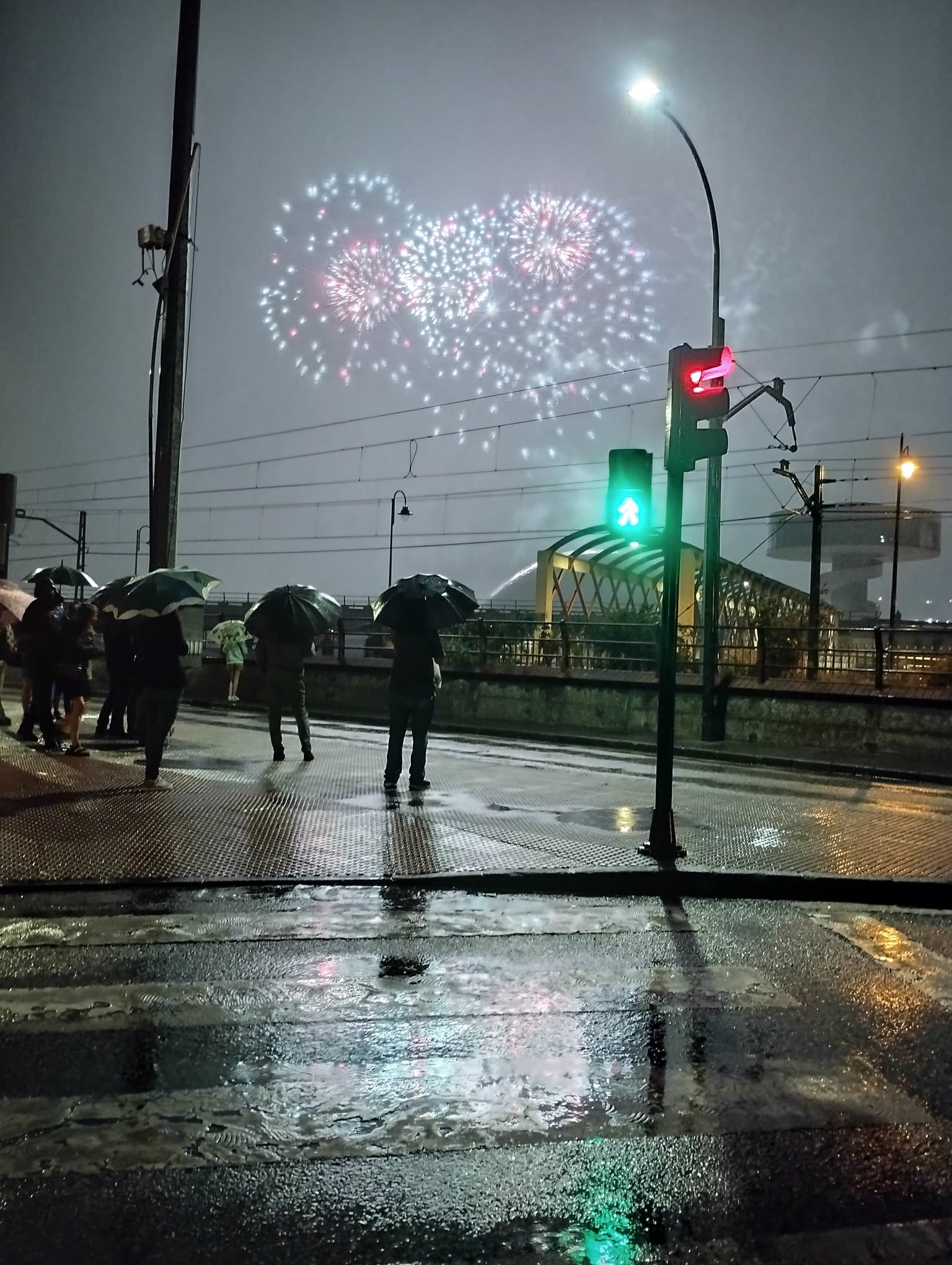 Los fuegos vencen al mal tiempo en Avilés