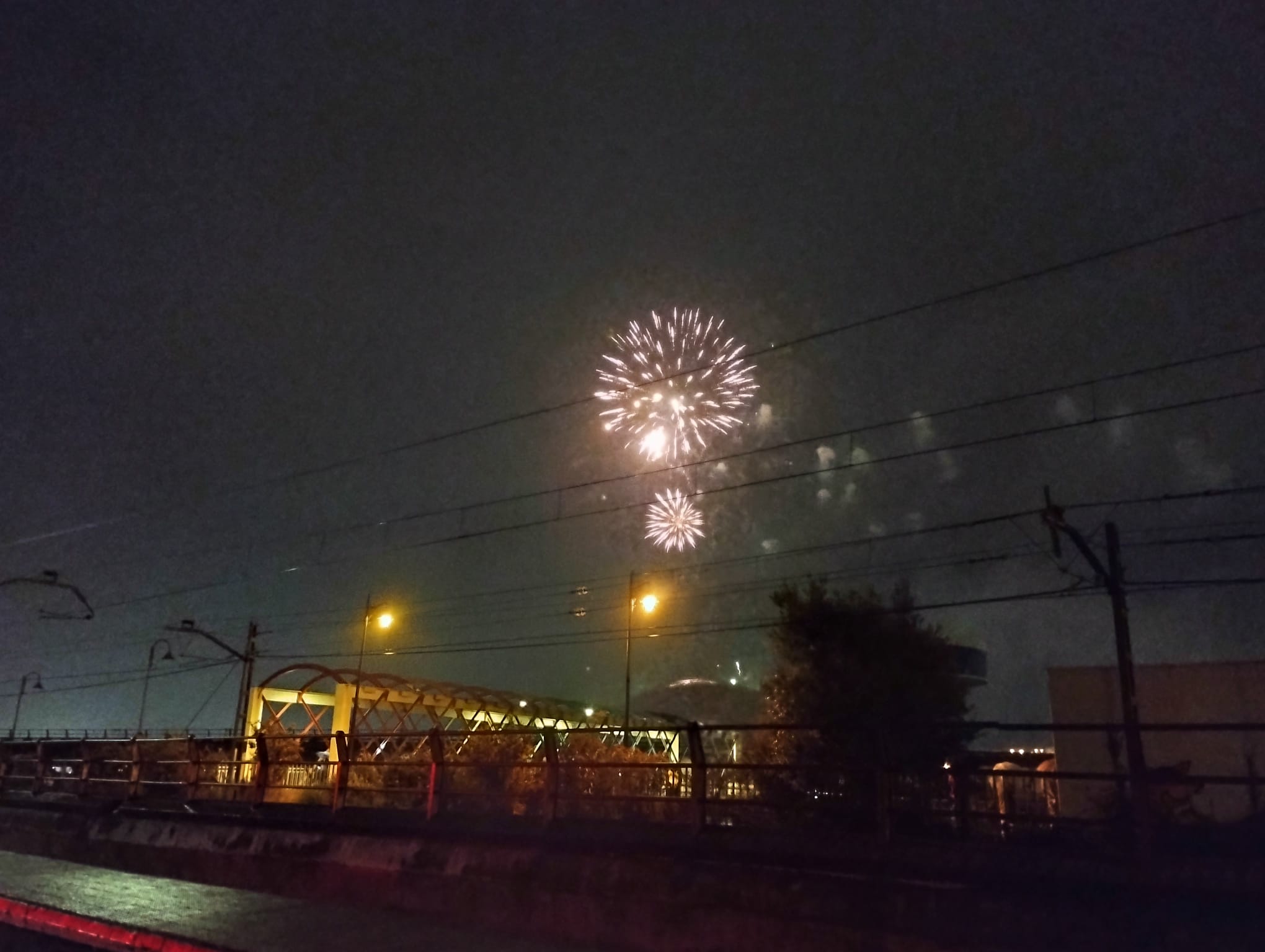 Los fuegos vencen al mal tiempo en Avilés