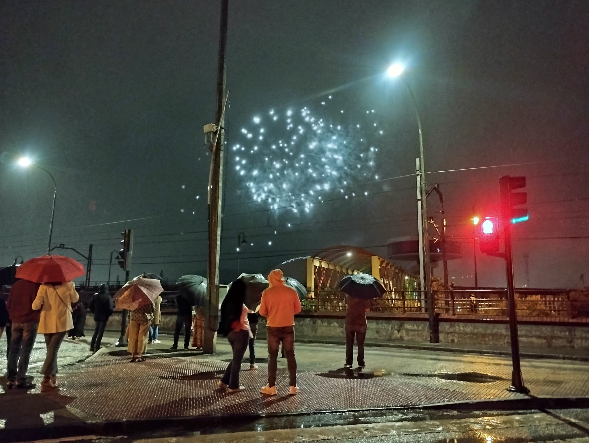 Los fuegos vencen al mal tiempo en Avilés