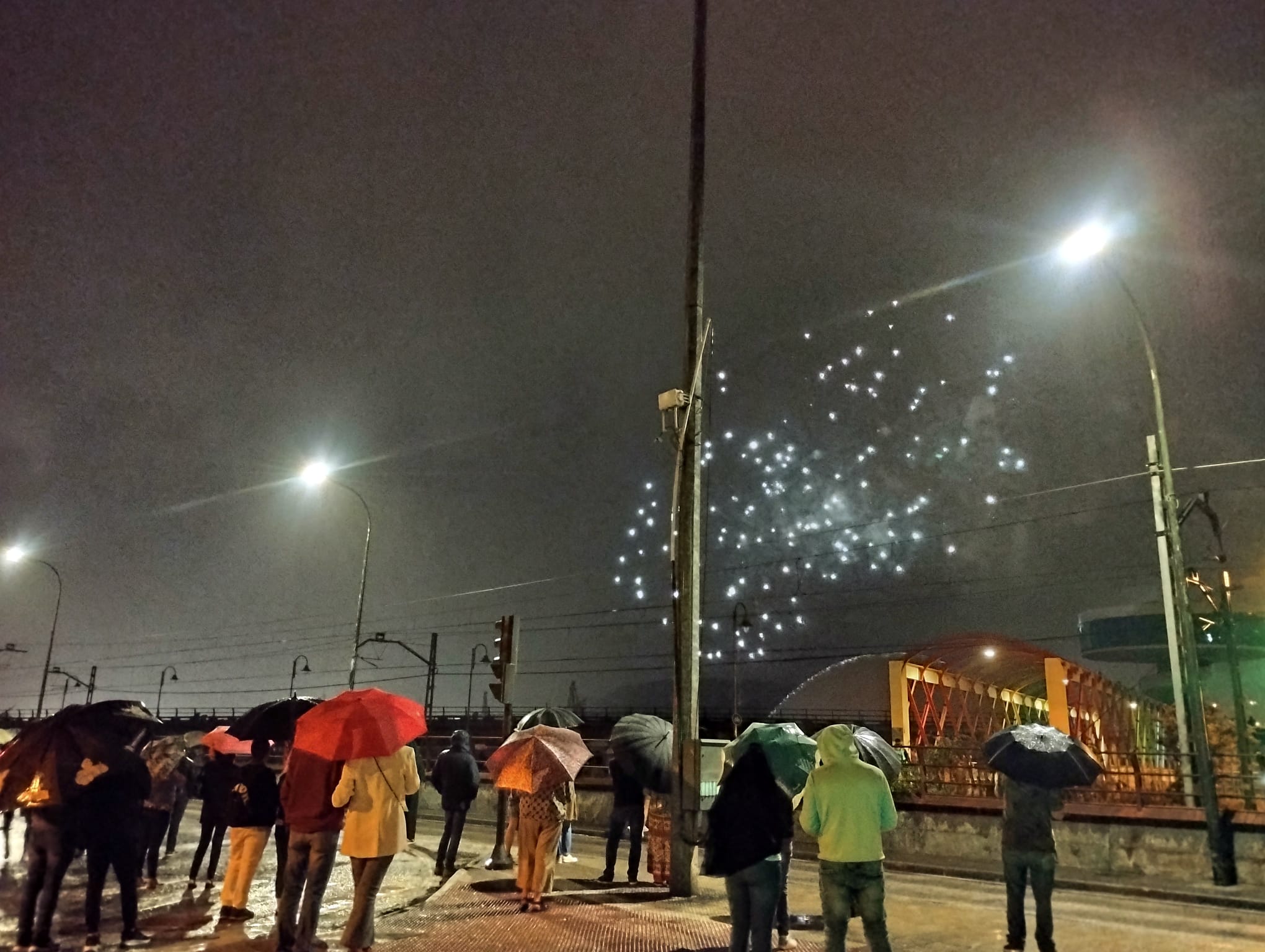 Los fuegos vencen al mal tiempo en Avilés