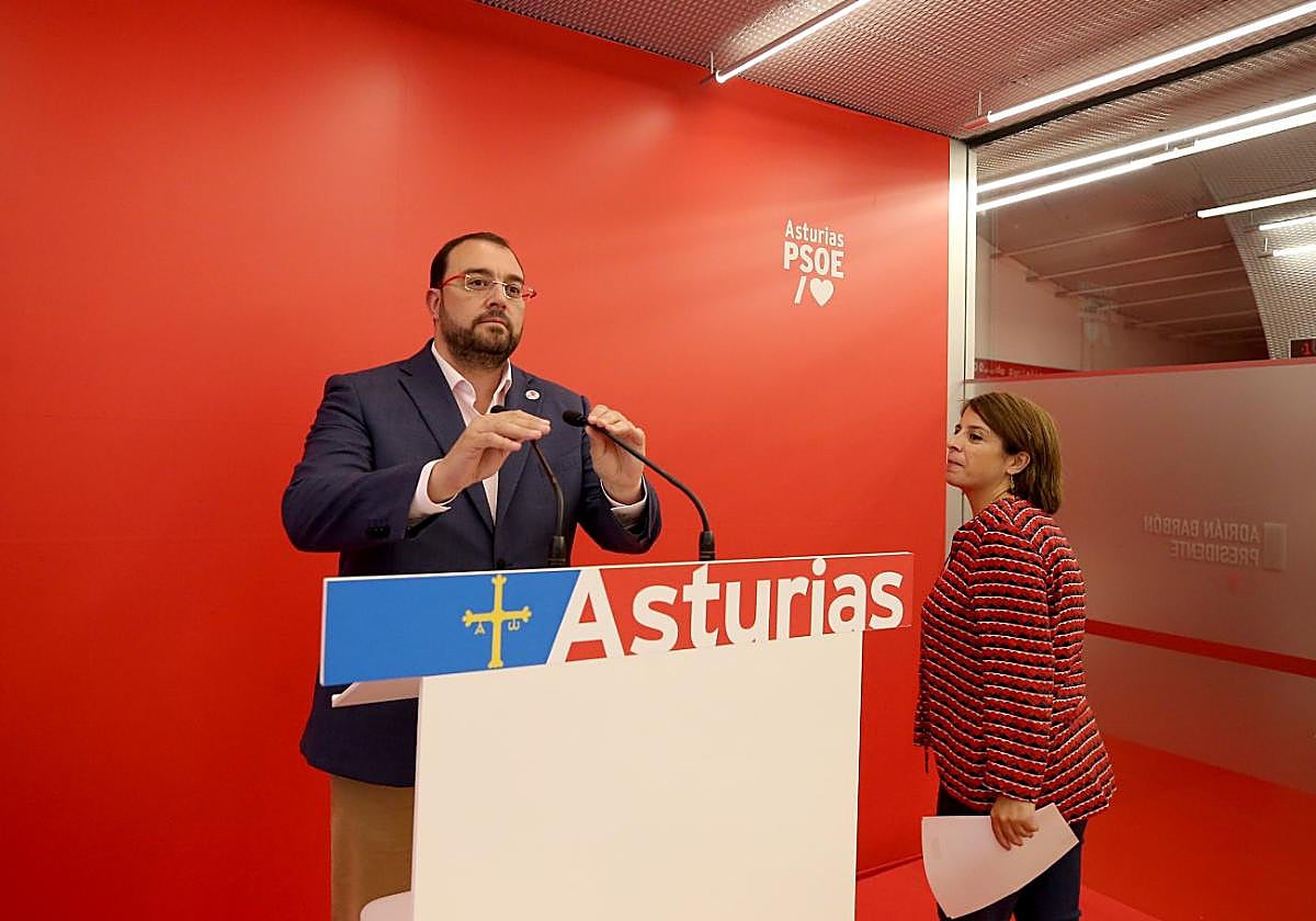 Barbón y Adriana Lastra, ayer, tras la reunión de la ejecutiva de la Federación Socialista Asturiana.