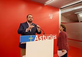 Barbón y Adriana Lastra, ayer, tras la reunión de la ejecutiva de la Federación Socialista Asturiana.