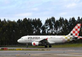 Avión de Volotea en el aeropuerto de Asturias.